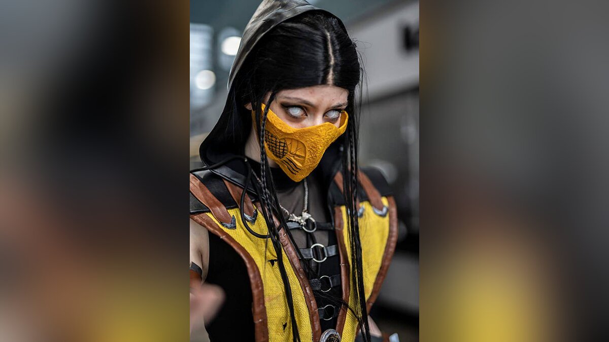 Девушка закосплеила Скорпиона из Mortal Kombat. На фото у нее белые глаза и  горящие руки