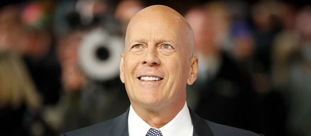 Бывшая жена Брюса Уиллиса показала, как страдающий деменцией актер отметил свое 68-летие