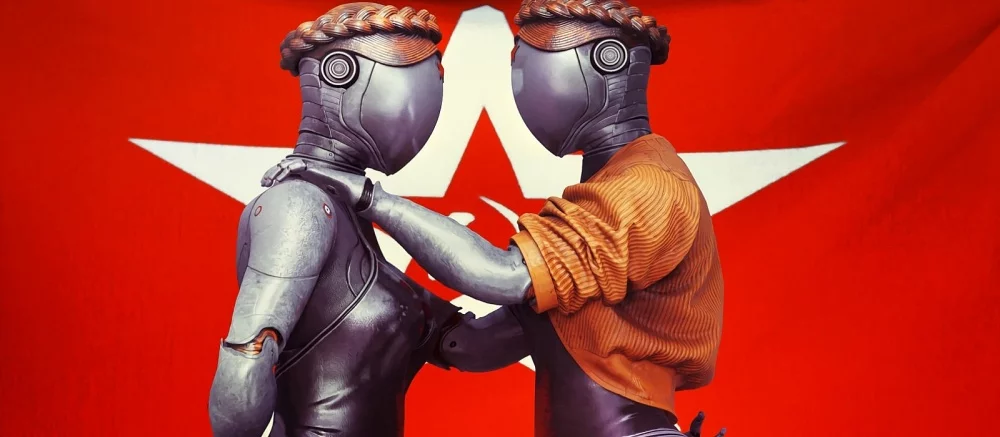 Показана 40-сантиметровая фигурка близняшек из Atomic Heart. Героиням зачем-то увеличили грудь