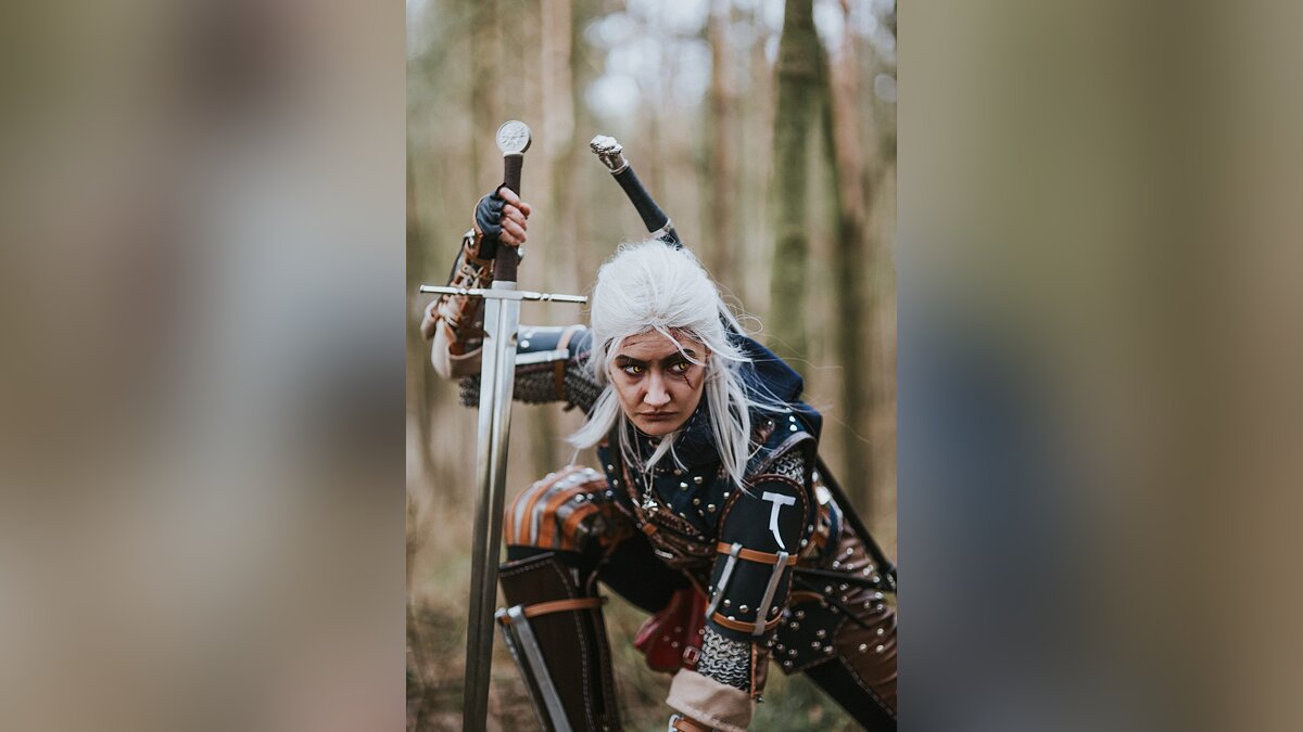 CD Projekt RED показала косплей Геральта из The Witcher 3 в исполнении  польской девушки. На фото она в доспехах Школы Кота