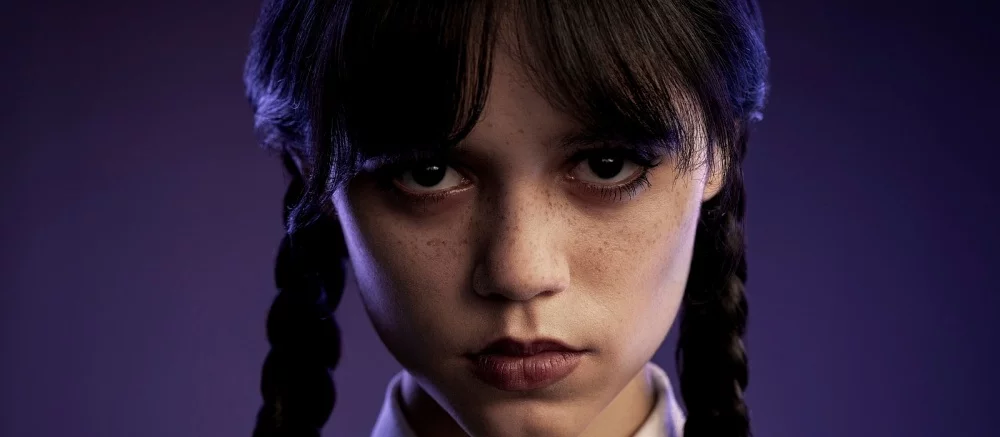 Если бы про Уэнздей сняли мультфильм: художник показал героиню шоу Netflix в необычном свете