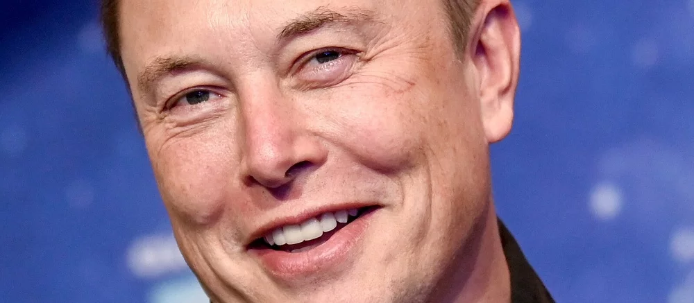 Илон Маск решил хайпануть и повторил популярный мем с папой римским в пуховике. Он тоже показал себя в эпатажном образе