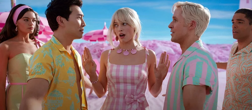 В новом трейлере фильма «Барби» показали Марго Робби на пляже