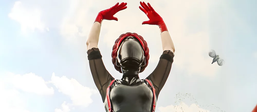 Девушка показала необычный косплей близняшки из Atomic Heart в латексе. Фото выглядит как будто это арт