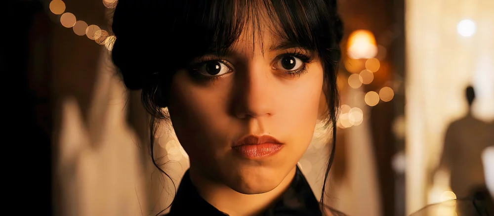 Если бы Netflix сделала сериал «Уэнздей» для взрослых — модель показала горячий косплей героини из семейки Аддамс