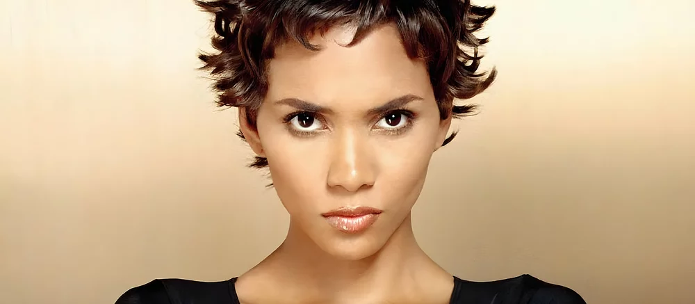 Хэлли Берри заинтриговала фанатов Marvel и DC своим новым фото. Она вновь может сыграть популярную супергероиню