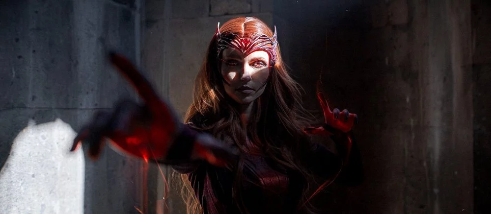 Лучше Элизабет Олсен? Девушка показала на редкость качественный косплей Алой Ведьмы. Можно подумать, что это кадры из фильма