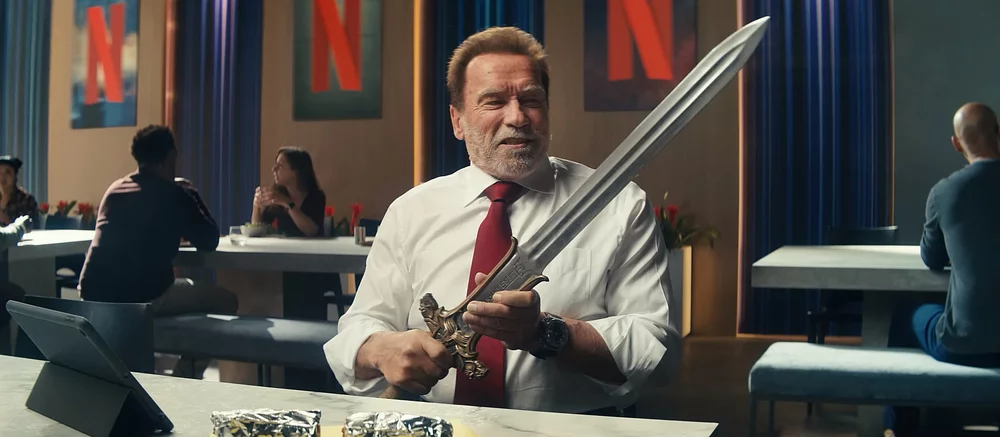 Netflix сняла смешной ролик с Арнольдом Шварценеггером. Актер прокатился на танке и подержал меч Конана-варвара