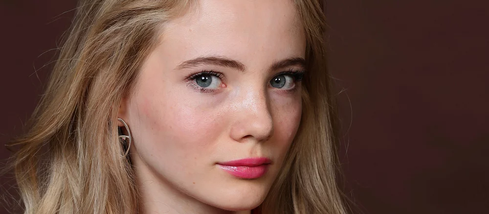 Актриса, играющая Цири в «Ведьмаке», показала картину с голыми телами. Мнения подписчиков разделились