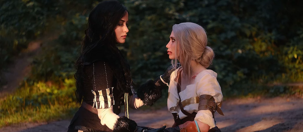 Девушки сделали летний косплей Йеннифэр и Цири из The Witcher 3. Выглядит атмосферно