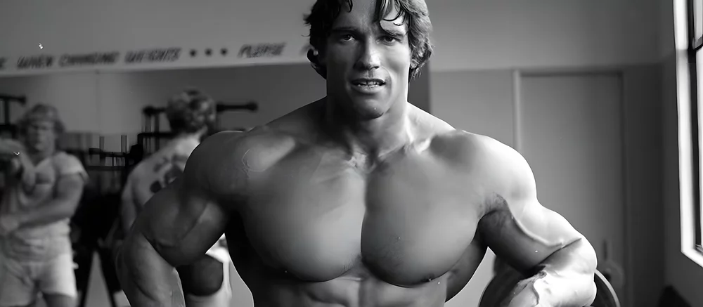 Шварценеггер косплеит Ван Дамма? Железный Арни с сигарой в зубах показал, как делает шпагат, но есть нюанс (обновлено)