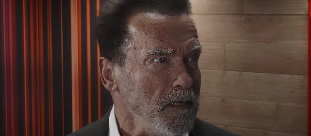 Крис Хемсворт и неловкий разговор с Арнольдом Шварценеггером — Netflix показала смешное видео со звездами боевиков