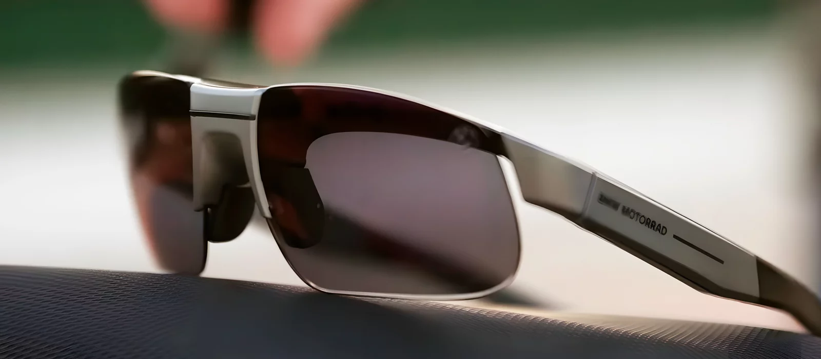 
          BMW выпустила свои «умные» очки дополненной реальности и показала, как они работают
        