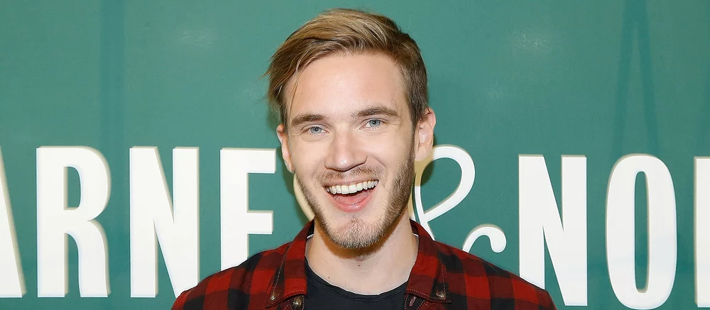 Ютубер PewDiePie стал отцом и показал первые фото с ребенком