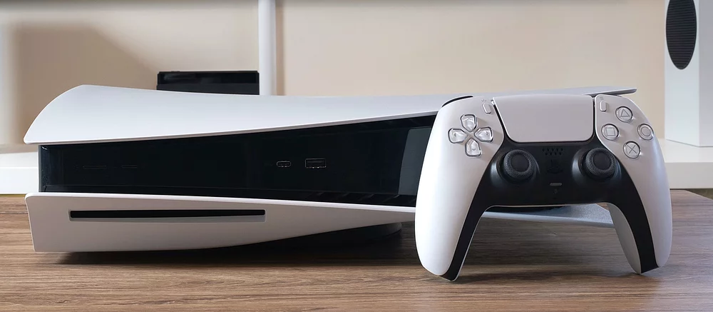 В сеть утекло возможное изображение PlayStation 5 Slim. Новый дизайн уже успели раскритиковать