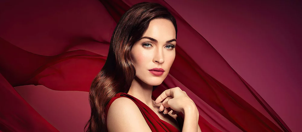 Меган Фокс закосплеила героя «Тетради смерти», а Марго Робби надела маску Гая Фокса. Как голливудские звезды отметили Хэллоуин