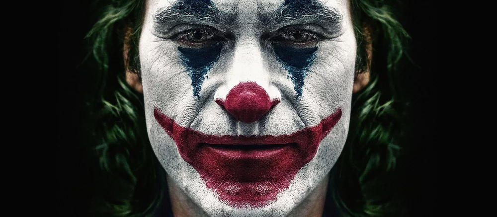Режиссер фильма «Джокер: Безумие на двоих» показал новый кадр с главным героем в окружении зонтиков