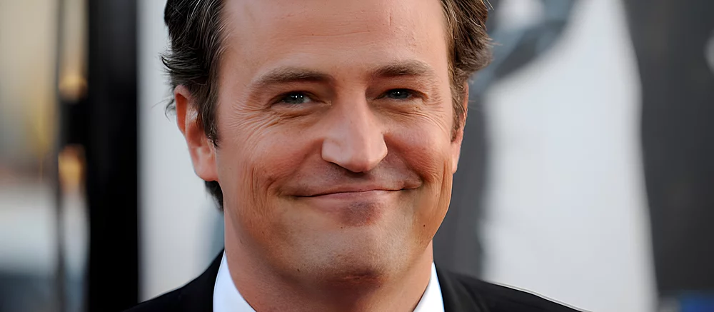 Умер актер Мэттью Перри, сыгравший Чендлера в «Друзьях». Ему было 54 года