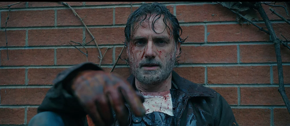 Вышел тизер новых «Ходячих мертвецов» про Рика Граймса и Мишонн. В нем показали главных героев и горящего зомби