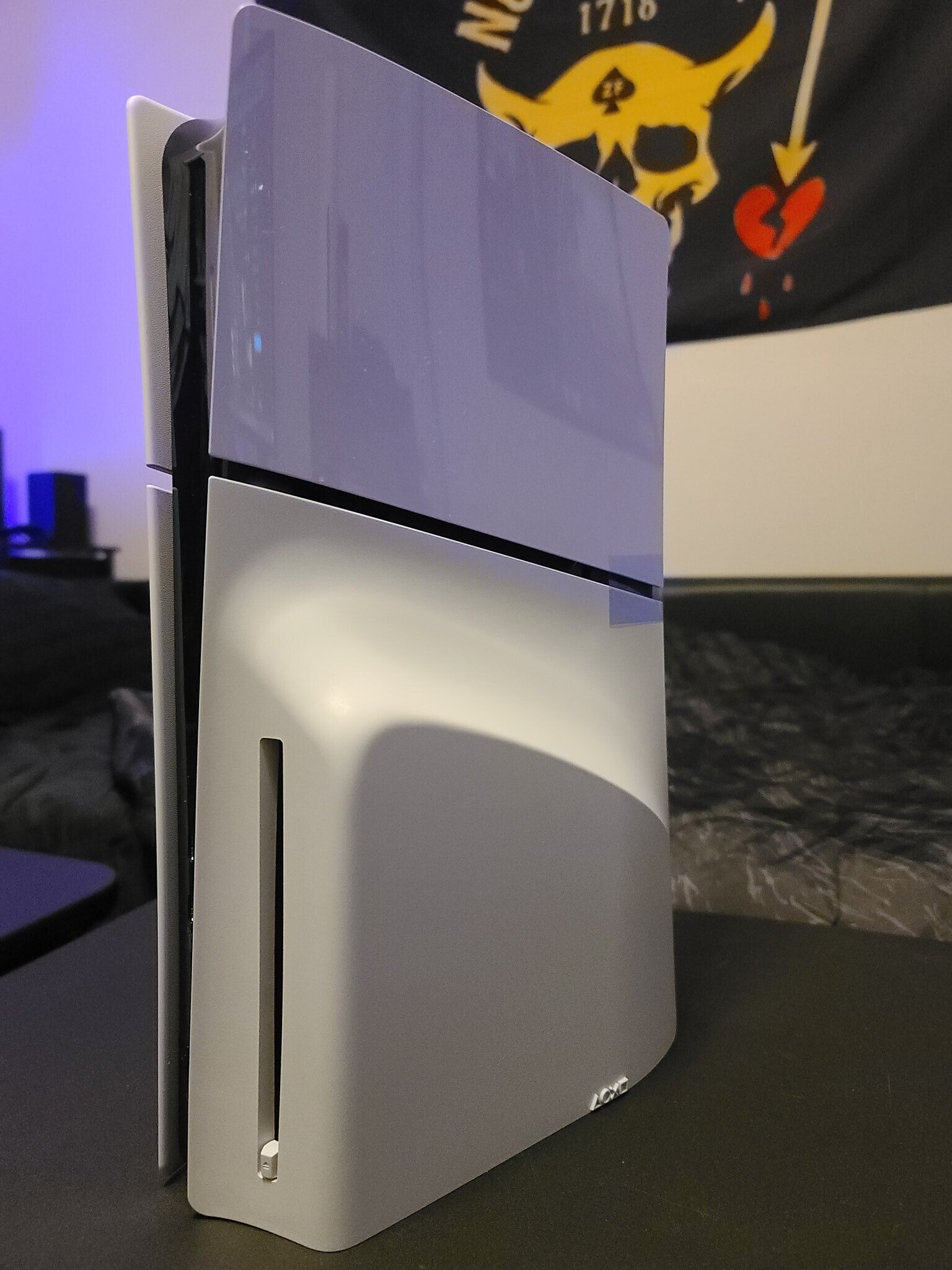 Появились реальные фотографии PS5 Slim. На них показано, насколько она меньше, чем обычная версия