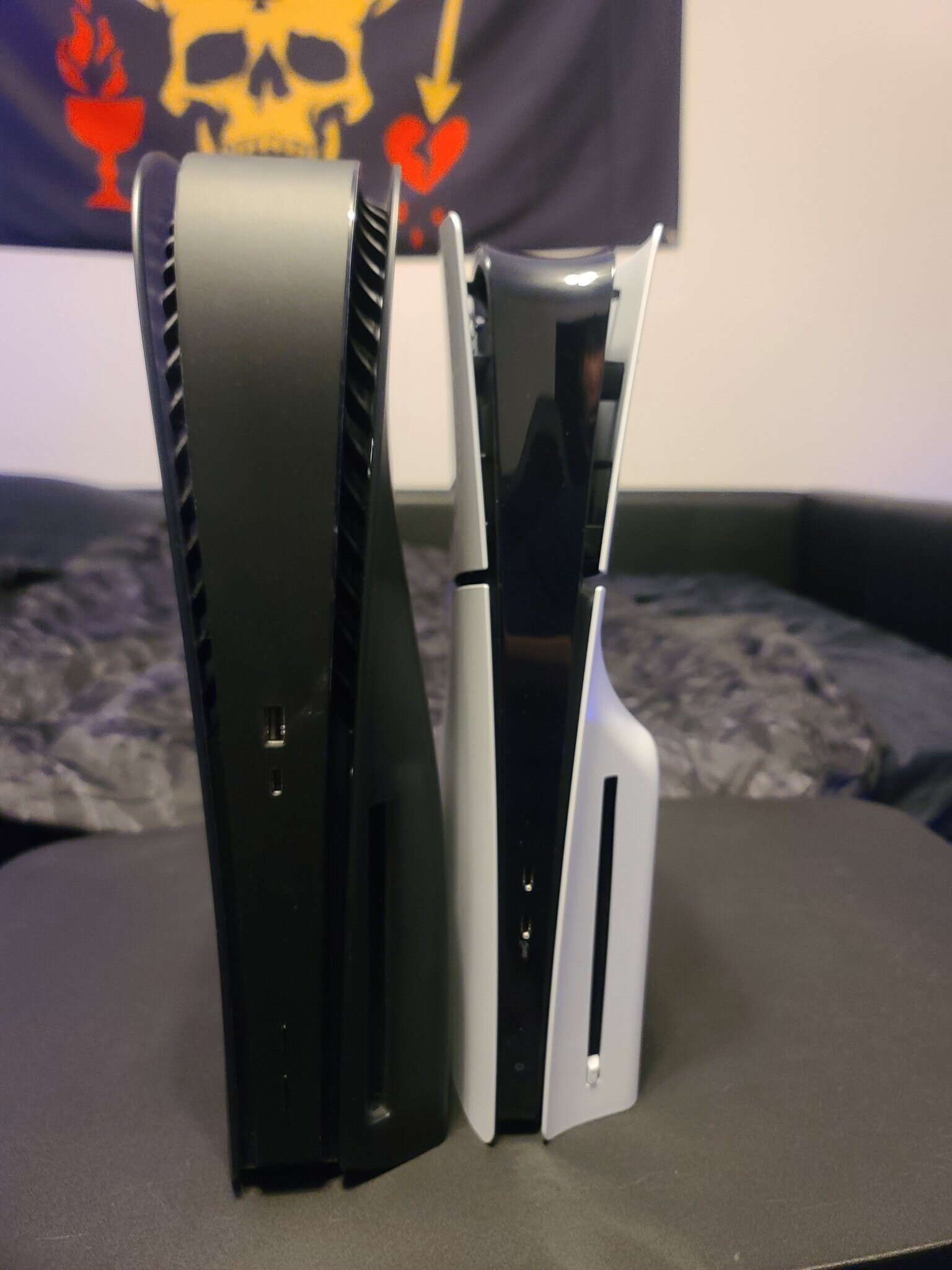 Появились реальные фотографии PS5 Slim. На них показано, насколько она меньше, чем обычная версия