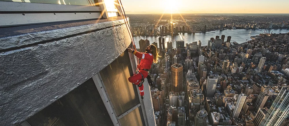 Джаред Лето забрался на Эмпайр-стейт-билдинг в Нью-Йорке. Он стал первым человеком, которому разрешили это сделать