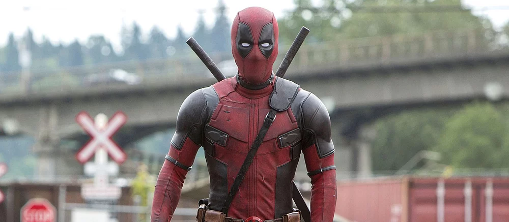 Райан Рейнольдс показал на фото альтерналивную версию Дэдпула — это песик в боевом костюме