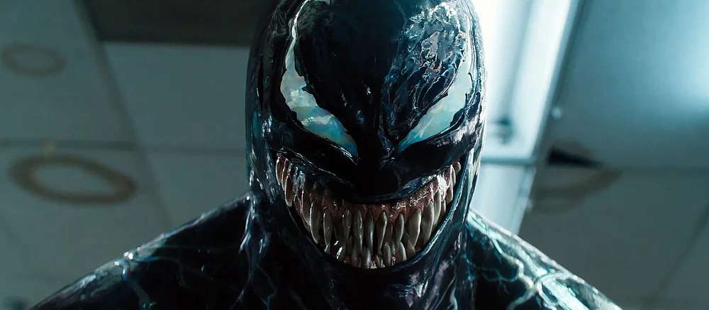 Веселый Том Харди и банка пива: появилось новое фото со съемок «Венома 3»