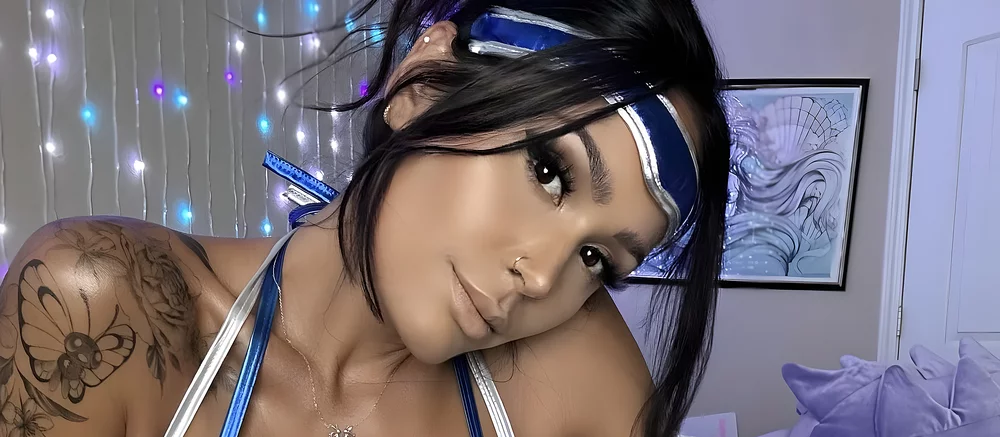 Девушка нашла способ обмануть Twitch во время своего стрима. Зрители думали, что она полностью голая