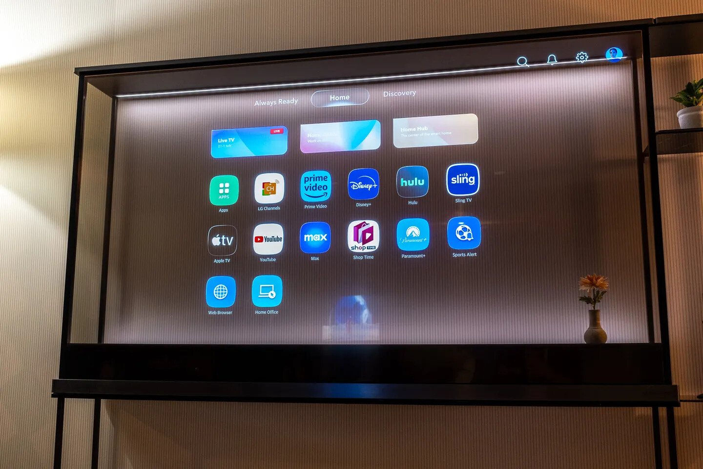 
          LG показала первый в мире прозрачный и беспроводной OLED-телевизор
        