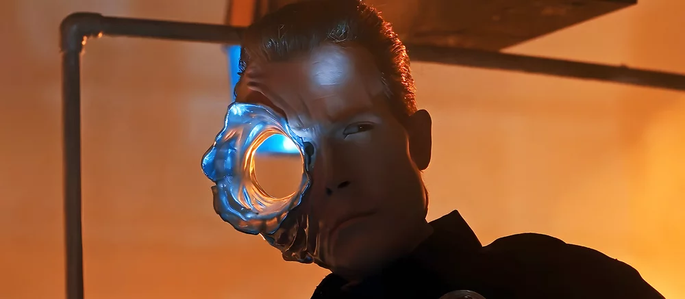 Анонсирована сверхреалистичная фигурка Т-1000 из «Терминатора 2». На фото ее показали в знаменитых позах из фильма