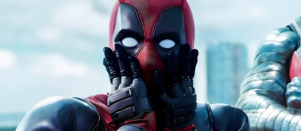 На новых фото «Дэдпула 3» героя показали с обновленной внешностью. У Райана Рейнольдса внезапно появились длинные волосы