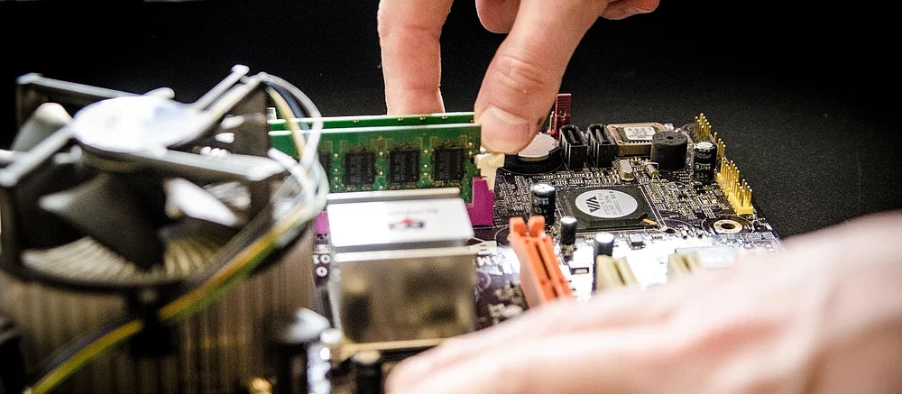 В Steam вышел симулятор мастера по ремонту компьютеров, в котором нужно обманывать клиентов и воровать их деньги