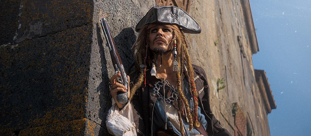 Пара показала крутой косплей капитана Джека Воробья и русалки. Так могли бы выглядеть новые «Пираты Карибского моря»