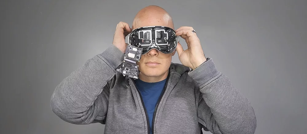 Первые краш-тесты Apple Vision Pro за $3500. Очки царапали, поджигали и роняли с большой высоты