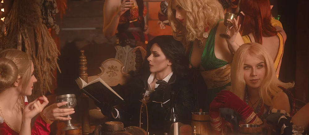 CD Projekt RED показала масштабный косплей с 12 чародейками из The Witcher 3. Трисс и Йеннифэр на месте