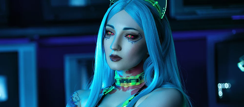 Девушка из Москвы показала эффектный косплей Ребекки из Cyberpunk: Edgerunners. На девушке «светящееся» нижнее белье