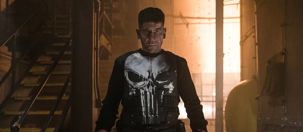 На новых фото со съемок «Сорвиголовы» показали обновленный костюм Карателя