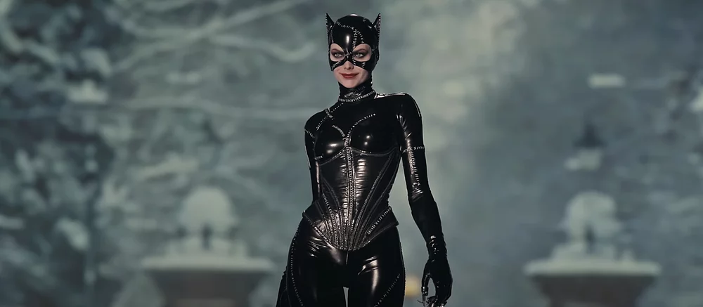 На видео детально показали гиперреалистичные фигурки Женщины-кошки с внешностью Мишель Пфайффер. Они очень дорогие