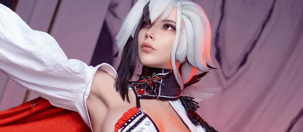 Косплеерша показала свою версию Арлекино из Genshin Impact