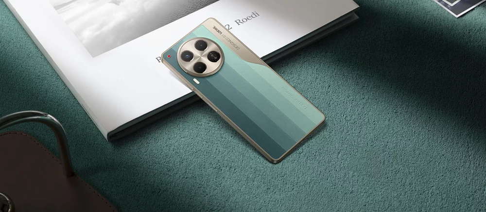 TECNO анонсировал лимитированную серию CAMON 30 LOEWE в корпусе из кофейной экокожи