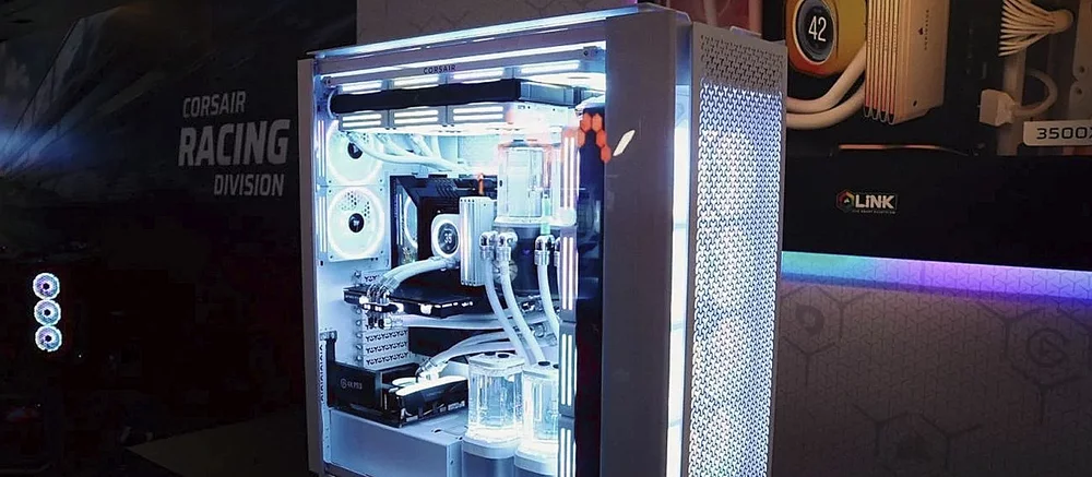 Представлен огромный PC-корпус на две материнские платы