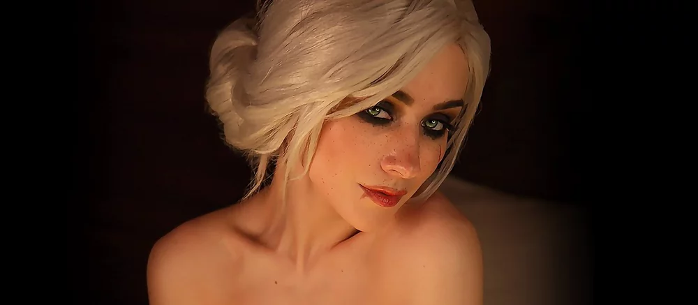 Девушка в образе Цири из The Witcher 3 показала косплей для взрослых 