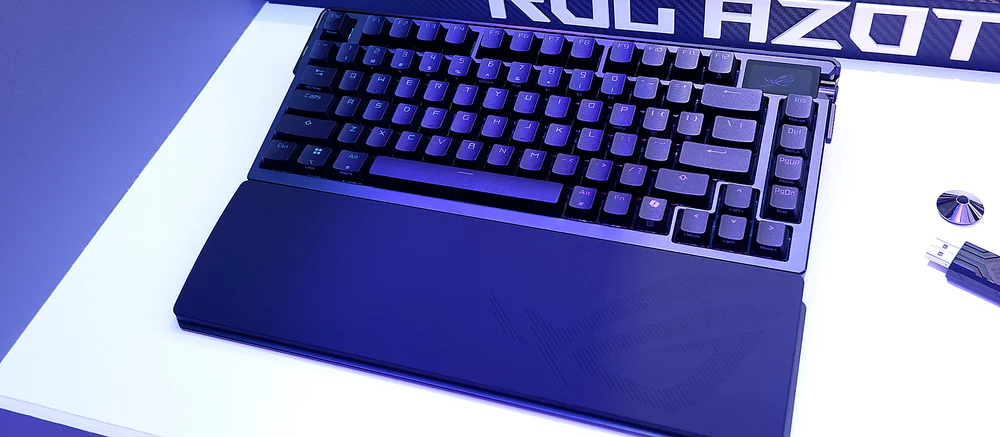 ASUS ROG представила игровую клавиатуру Azoth с OLED-дисплеем