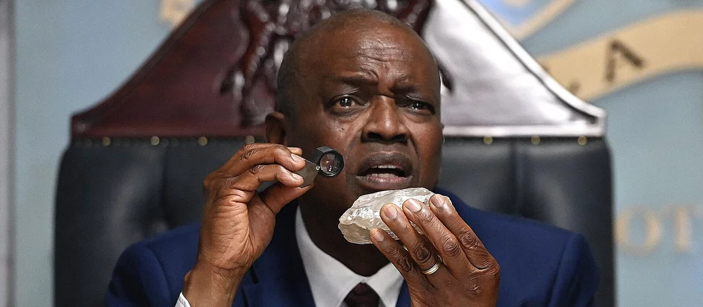 Президент Ботсваны изумился огромному добытому алмазу и стал новым мемом — видео
