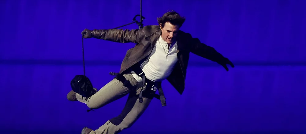 Том Круз спрыгнул с крыши стадиона на Олимпийских играх — видео