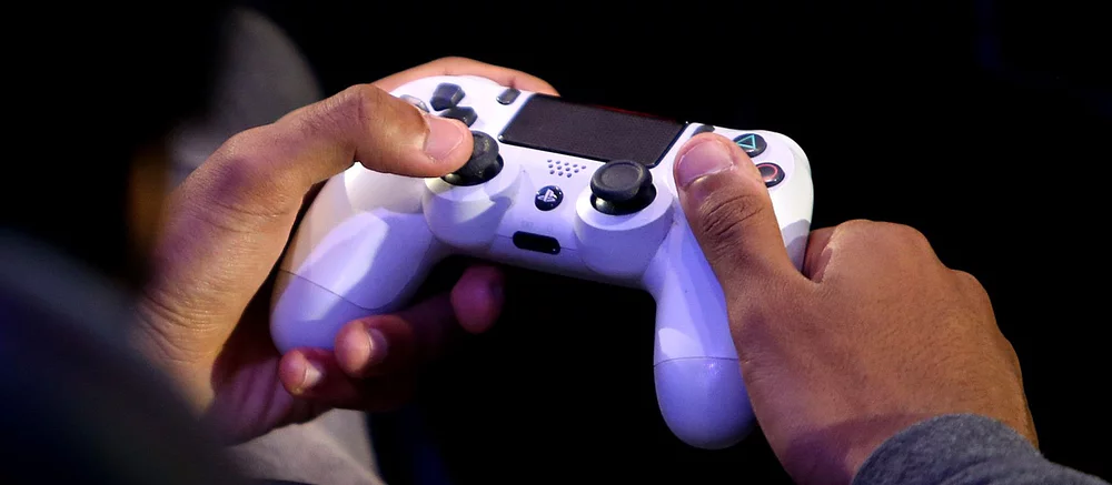 Умелец побил мировой рекорд, подключив 444 консоли к телевизору