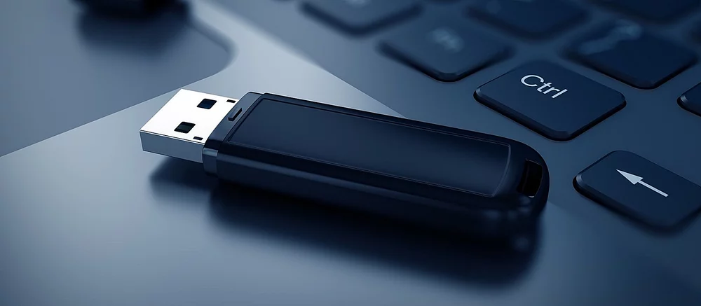 В Японии разработали флешку со встроенной цифровой камерой