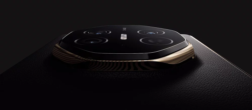 Huawei показала первый в мире складной смартфон с тремя экранами