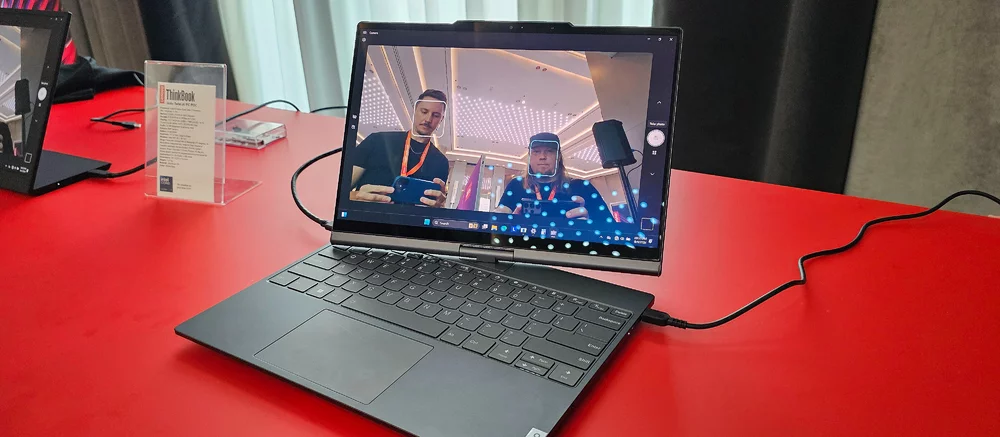 Lenovo представила ноутбук-трансформер с ИИ, который может открываться по команде